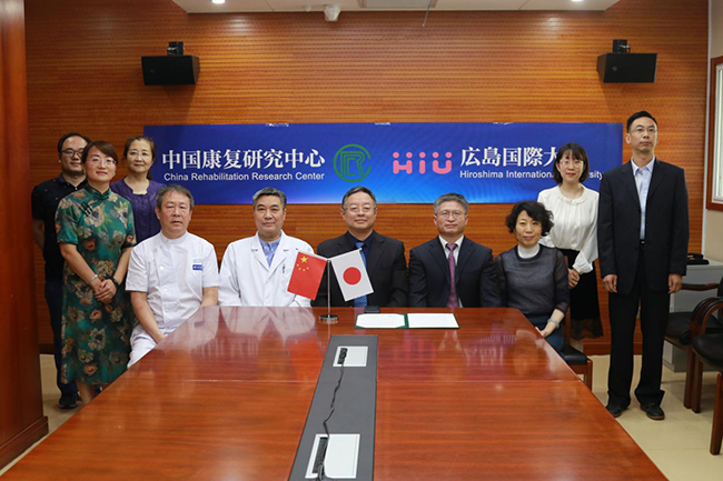 图为签约仪式现场